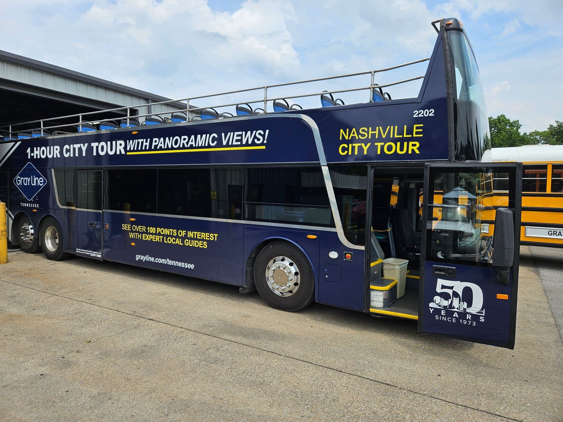 Full side view of the double-decker wrap advertising a one-hour city tour with panoramic views