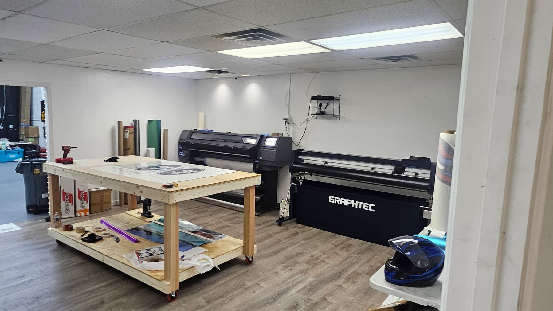 Large-format latex printer and cutting plotter in the production room
